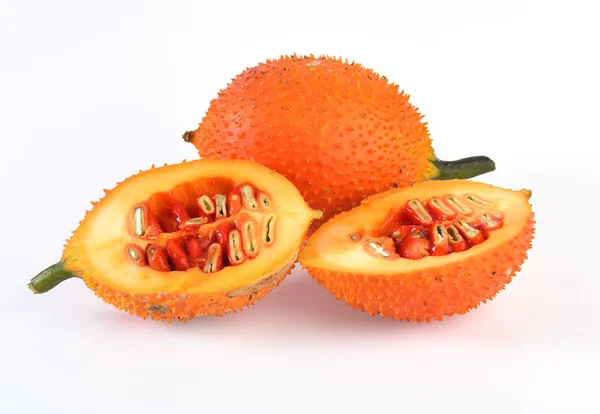 Kousky ovoce GAC izolovaných na bílém pozadí — Stock fotografie