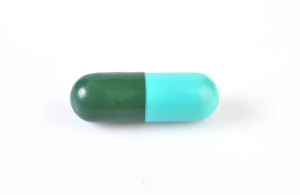 Kapsułki tabletki izolowane na białym tle — Zdjęcie stockowe
