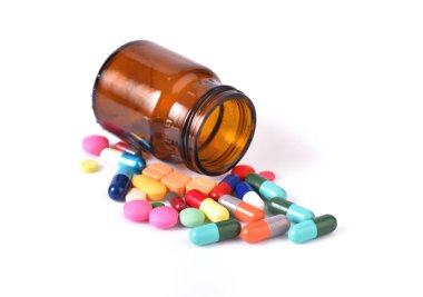 Tıp ve çok hap var ki beyaz arka plan üzerinde izole alıcı