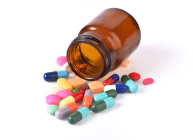 Tıp ve çok hap var ki üzerinde beyaz adam izole alıcı