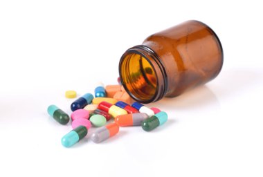 Tıp ve çok hap var ki üzerinde beyaz adam izole alıcı