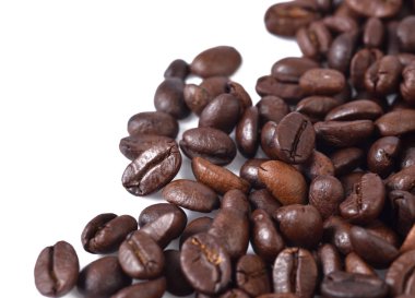 Beyaz arka planda izole kahve çekirdekleri