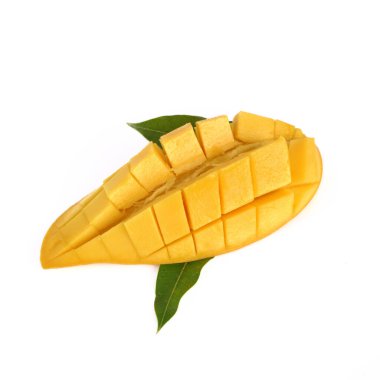 Beyaz arkaplanda yalıtılmış mango meyvesi