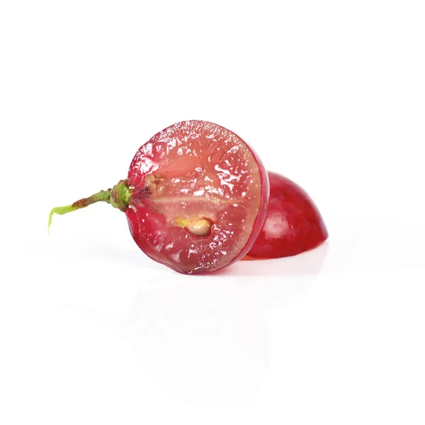 흰 배경에 잎이나 있는 붉은 포도 — 스톡 사진