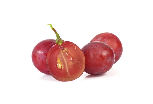 Uva roja con hoja aislada sobre fondo blanco — Foto de Stock