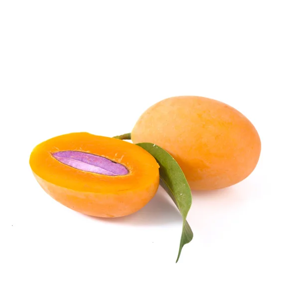 Марианская слива или maprang (тайские фрукты) изолированы на белом фоне — стоковое фото
