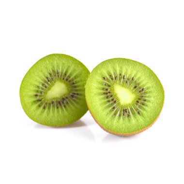 Beyaz arkaplanda yalıtılmış Kivi meyvesi