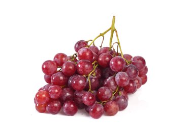 Beyaz zemin üzerinde yaprak izole kırmızı üzüm