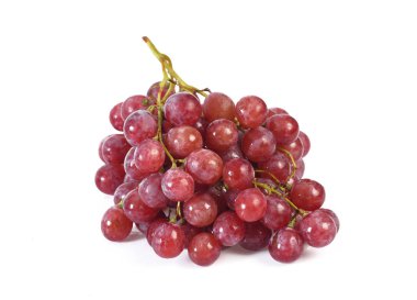 Beyaz zemin üzerinde yaprak izole kırmızı üzüm