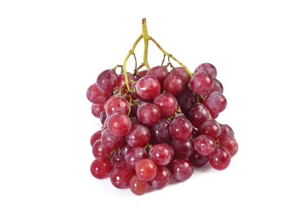Rode druif met blad geïsoleerd op witte achtergrond — Stockfoto