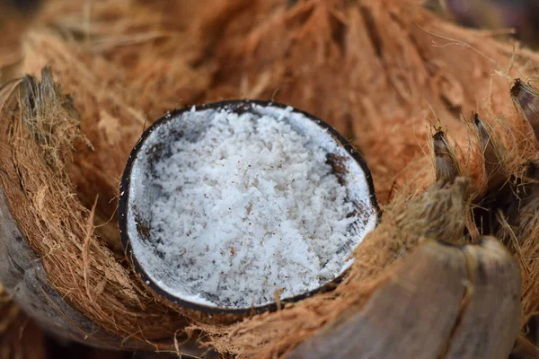 Venda de cocos no mercado — Fotografia de Stock