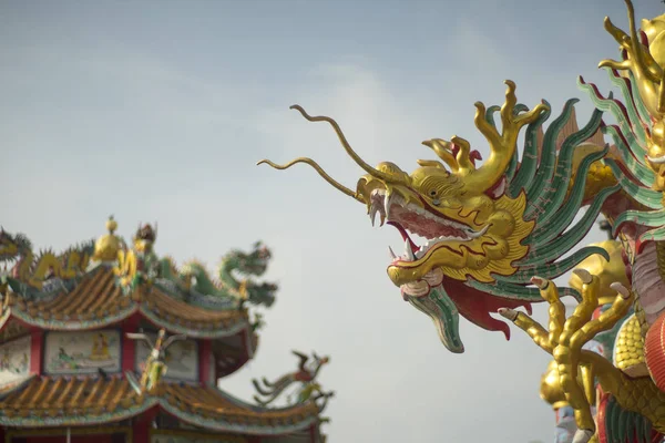 Estatua de dragón en el techo del templo de China —  Fotos de Stock