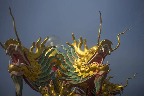 Estatua de dragón en el techo del templo de China —  Fotos de Stock