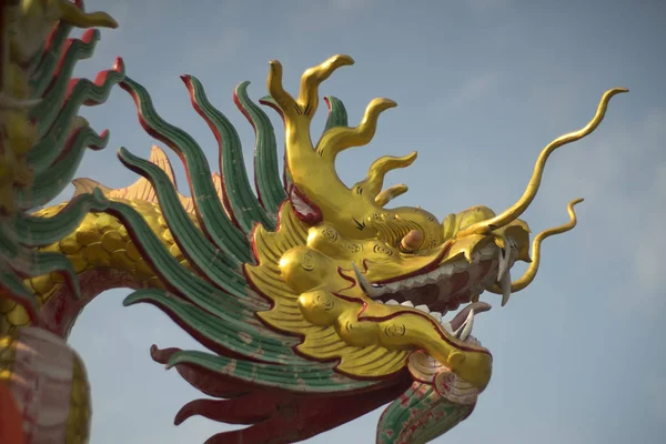 Statue de dragon sur le toit du temple de la Chine — Photo