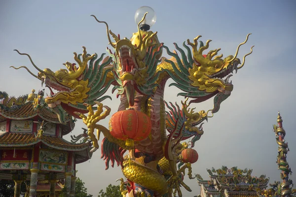 Statua del drago sul tetto del tempio della porcellana — Foto Stock