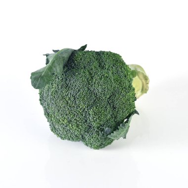 Brokoli beyaz arkaplanda izole edildi
