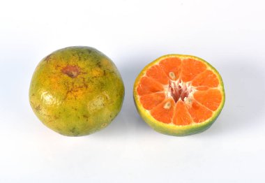 Beyaz arkaplanda portakal meyvesi izole