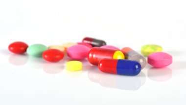 Beyaz arkaplanda izole edilmiş kapsül hapları