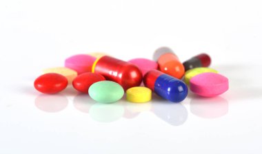 Beyaz arkaplanda izole edilmiş kapsül hapları