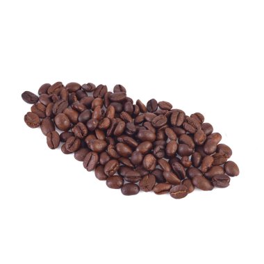 Beyaz arka planda izole kahve çekirdekleri