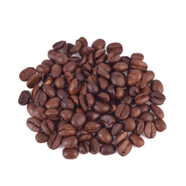 Beyaz arka planda izole kahve çekirdekleri