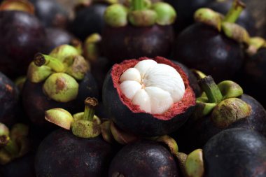 Tayland 'da taze mangosteen meyvesi