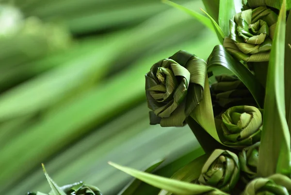 Pandan yaprağından yapılmış güller.