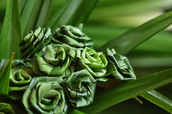 Rosas Hechas Mano Por Hoja Pandan — Foto de Stock