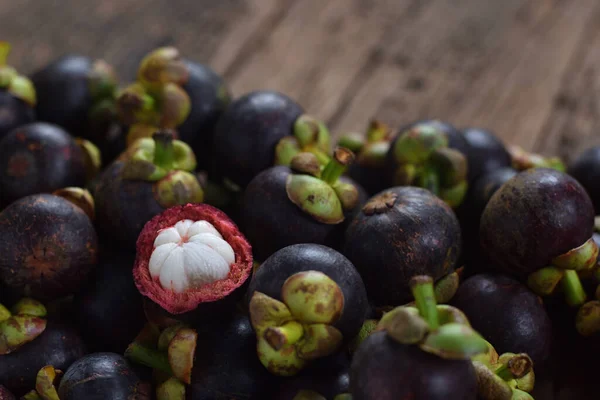 Tayland 'da taze mangosteen meyvesi