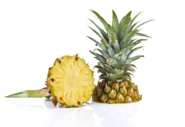 Beyaz arkaplanda izole edilmiş taze ananas