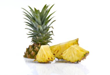 Beyaz arkaplanda izole edilmiş taze ananas