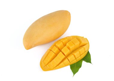 Beyaz arka planda izole edilmiş sarı mango (mango, meyve)