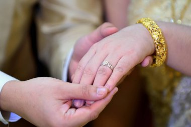 Nikah yüzüğü yakın el. Yüzük tak