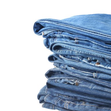 beyaz zemin üzerinde kot pantolon yığını