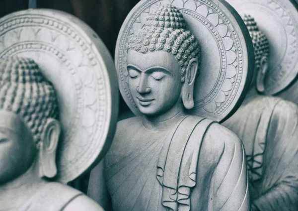 Chiang Mai, Tayland 'daki BanDen tapınağında arka planda hafif Bokeh arkaplanı olan Beyaz Taş Buda Heykeli. Kapat..