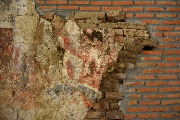 Kirli eski yıpranmış duvarın bir bölümü.