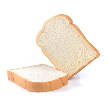 Beyaz arkaplanda bir parça beyaz ekmek