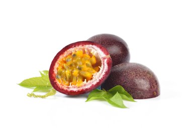 Tutku meyvesi beyaz arkaplanda izole