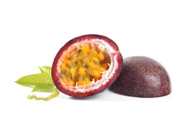 Tutku meyvesi beyaz arkaplanda izole