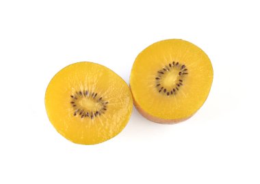 Beyaz arkaplanda yalıtılmış Kivi meyvesi