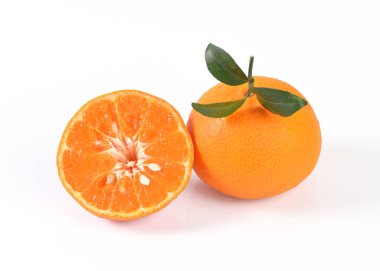 Beyaz arkaplanda portakal meyvesi izole