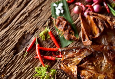 Kaliteli ahşap üzerinde balık soslu kızartma, mükemmel kızartma işlemi, kızartılması için levrek, sonra da balık sosu ile kaplanmış ve çerçevelenmiş olarak kızartmak için levreği getir..