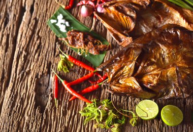 Kaliteli ahşap üzerinde balık soslu kızartma, mükemmel kızartma işlemi, kızartılması için levrek, sonra da balık sosu ile kaplanmış ve çerçevelenmiş olarak kızartmak için levreği getir..