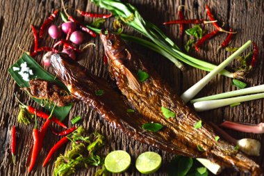 Kaliteli ahşap üzerinde balık soslu kızartma, mükemmel kızartma işlemi, kızartılması için levrek, sonra da balık sosu ile kaplanmış ve çerçevelenmiş olarak kızartmak için levreği getir..