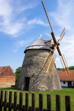 Kuzelov Çek Cumhuriyeti / Güney Moravya - 17 Mayıs 2020 'de Kuzelov Teknoloji Anıtı' nda Hollanda tipi bir değirmen. Sağdan görüntüle.