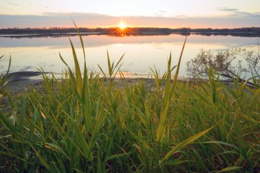 sonbahar günbatımı Nehri üzerinde