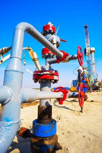 Der Ölbrunnen mit elektrischer Pumpe und manuellen Ventilen . — Stockfoto