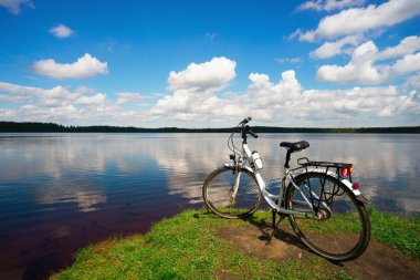 Yaz günü asunny gölde Bisiklet açıktır.