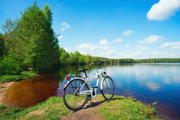 A bicicleta está no lago no dia ensolarado de verão . — Fotografia de Stock