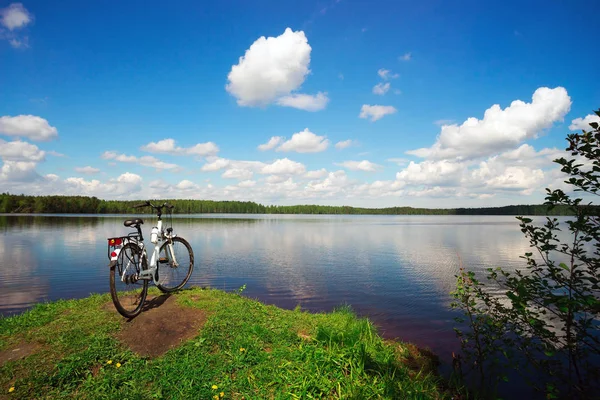 Rower jest nad jeziorem w słoneczny letni dzień. — Zdjęcie stockowe